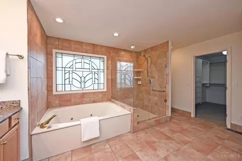 Bath - 6897 Fox Hill Ln, Cincinnati, OH 45236 photo 2 of 7