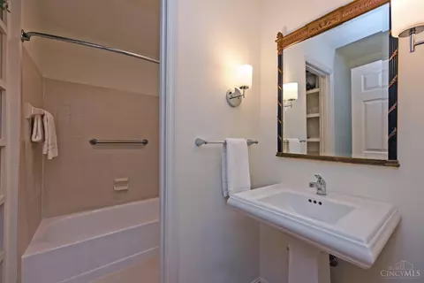 Bath - 6897 Fox Hill Ln, Cincinnati, OH 45236 photo 5 of 7