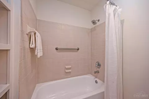 Bath - 6897 Fox Hill Ln, Cincinnati, OH 45236 photo 6 of 7