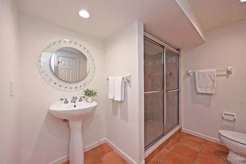 Bath - 6897 Fox Hill Ln, Cincinnati, OH 45236 photo 7 of 7
