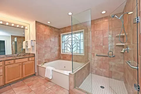 Bath - 6897 Fox Hill Ln, Cincinnati, OH 45236 photo 3 of 7