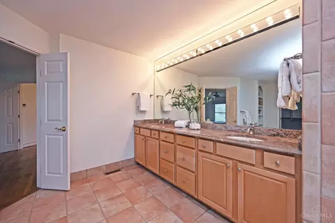 Bath - 6897 Fox Hill Ln, Cincinnati, OH 45236 photo 4 of 7