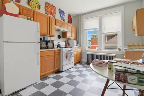Kitchen - 1801 Chase Ave, Cincinnati, OH 45223 photo 2 of 4