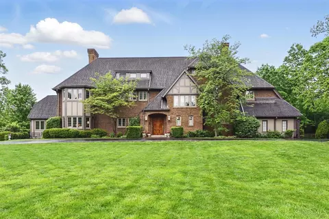 820 Van Nes Dr, Glendale, OH 45246