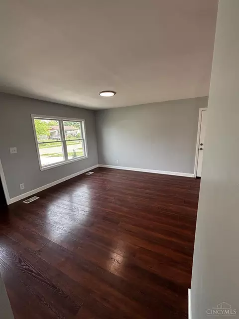 Living - 465 Glenrose Ln, Cincinnati, OH 45244 photo 1 of 2