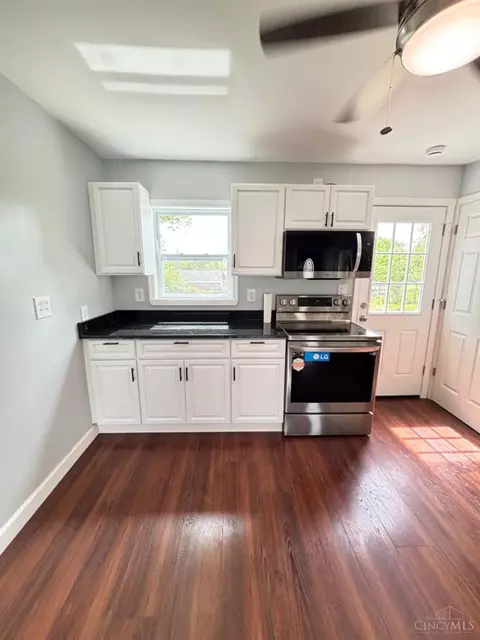 Kitchen - 465 Glenrose Ln, Cincinnati, OH 45244 photo 3 of 5