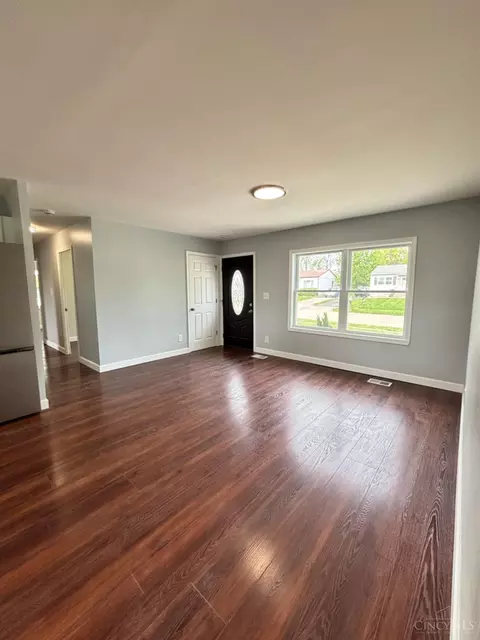 Living - 465 Glenrose Ln, Cincinnati, OH 45244 photo 2 of 2