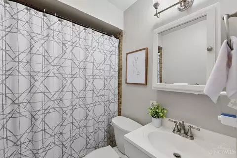 Bath - 712 Danbury Rd, Forest Park, OH 45240 photo 3 of 5