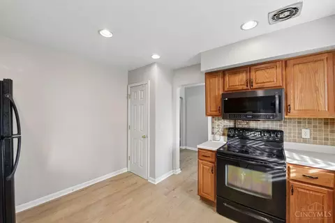 Kitchen - 712 Danbury Rd, Forest Park, OH 45240 photo 2 of 3