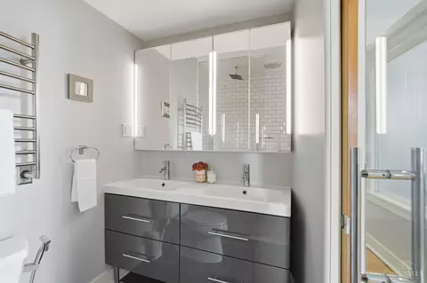Bath - 20 Twelfth St, Cincinnati, OH 45202 photo 3 of 3