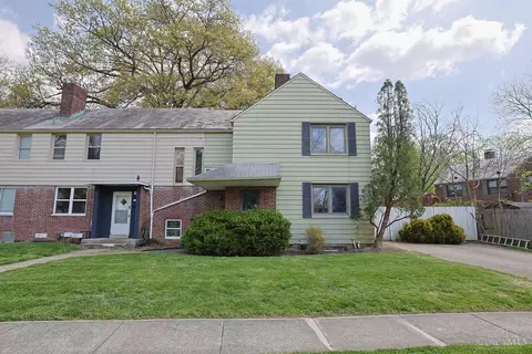 22 Avenell Ln, Greenhills, OH 45218