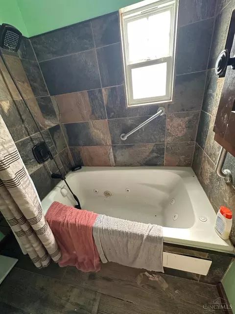 Bath - 208 Walnut St, Williamsburg, OH 45176 photo 3 of 7