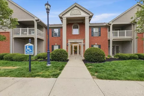 8038 Pinnacle Point Dr, West Chester, OH 45069