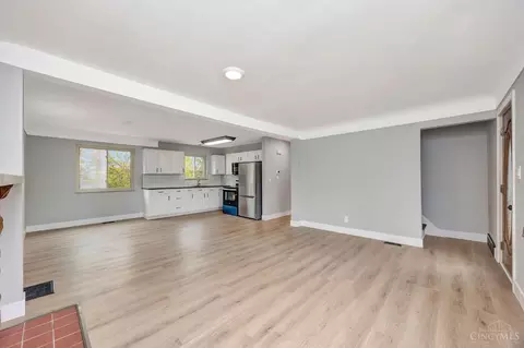 Living - 5306 Fox Rd, Cincinnati, OH 45239 photo 6 of 8