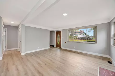 Living - 5306 Fox Rd, Cincinnati, OH 45239 photo 5 of 8