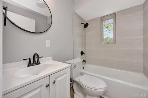 Bath - 5306 Fox Rd, Cincinnati, OH 45239 photo 1 of 1