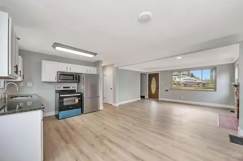 Living - 5306 Fox Rd, Cincinnati, OH 45239 photo 8 of 8