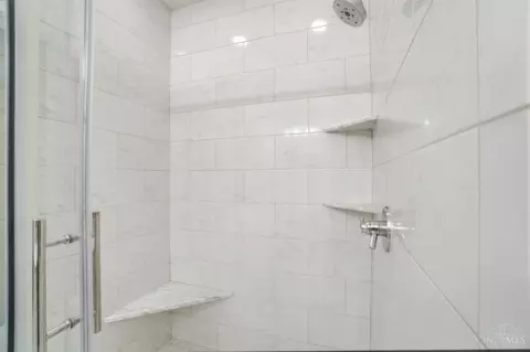 Bath - 426 Twelfth St, Cincinnati, OH 45202 photo 2 of 4