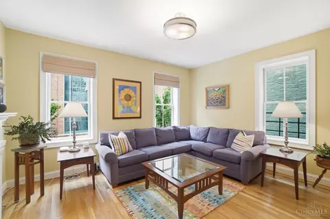 Living - 426 Twelfth St, Cincinnati, OH 45202 photo 4 of 4