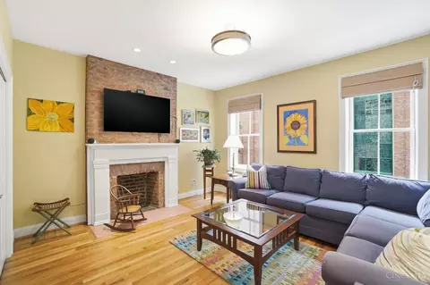 Living - 426 Twelfth St, Cincinnati, OH 45202 photo 3 of 4