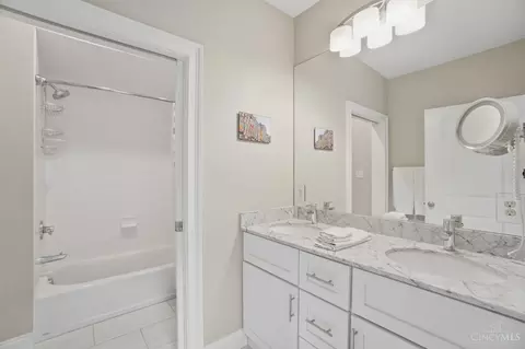 Bath - 426 Twelfth St, Cincinnati, OH 45202 photo 3 of 4