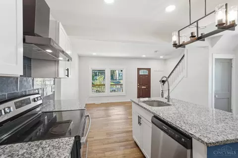 Entry Way - 3352 Bevis Ave, Cincinnati, OH 45207 photo 3 of 11