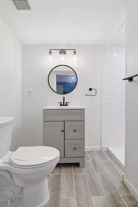 Bath - 3352 Bevis Ave, Cincinnati, OH 45207 photo 4 of 5