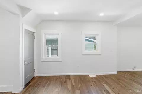 Entry Way - 3352 Bevis Ave, Cincinnati, OH 45207 photo 4 of 11