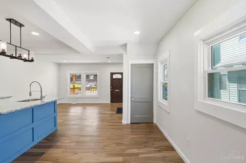 Entry Way - 3352 Bevis Ave, Cincinnati, OH 45207 photo 5 of 11