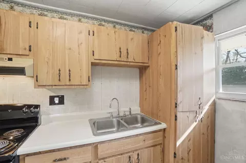 Kitchen - 8796 Neptune Dr, Cincinnati, OH 45231 photo 2 of 3