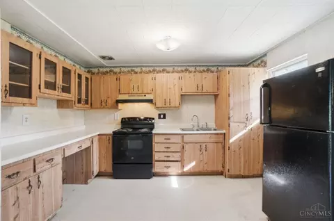 Kitchen - 8796 Neptune Dr, Cincinnati, OH 45231 photo 1 of 3