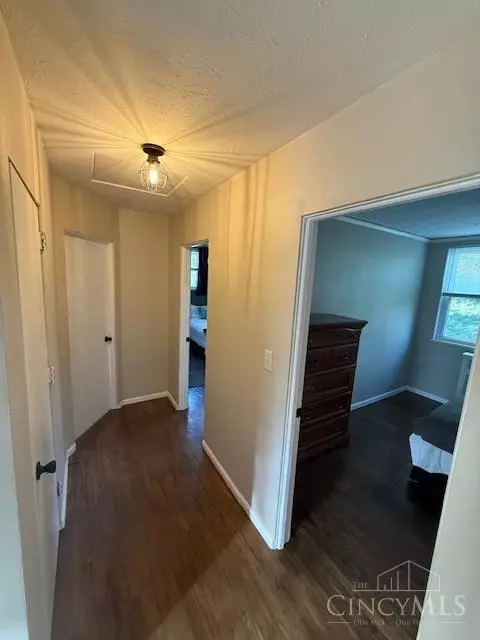 Entry Way - 2 Ashby St, Greenhills, OH 45218 photo 4 of 7