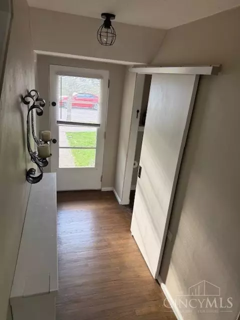 Entry Way - 2 Ashby St, Greenhills, OH 45218 photo 1 of 7