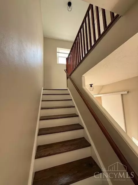 Entry Way - 2 Ashby St, Greenhills, OH 45218 photo 3 of 7