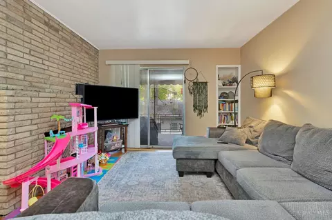 Living - 1546 Beacon St, Cincinnati, OH 45230 photo 9 of 16
