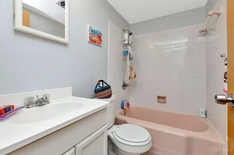 Bath - 1546 Beacon St, Cincinnati, OH 45230 photo 4 of 5