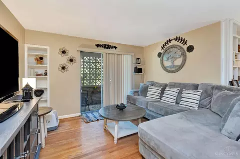 Living - 1546 Beacon St, Cincinnati, OH 45230 photo 3 of 16