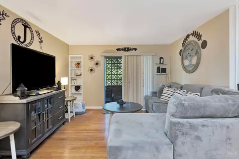 Living - 1546 Beacon St, Cincinnati, OH 45230 photo 4 of 16