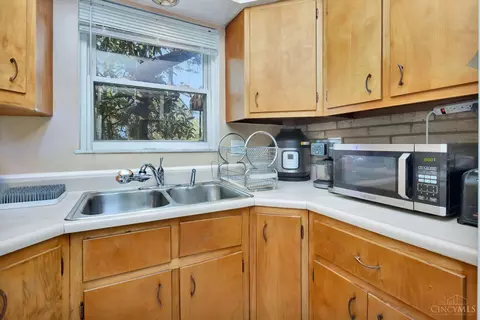 Kitchen - 1546 Beacon St, Cincinnati, OH 45230 photo 4 of 6