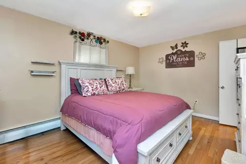Bedroom - 1546 Beacon St, Cincinnati, OH 45230 photo 2 of 9