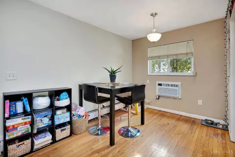 Dining - 1546 Beacon St, Cincinnati, OH 45230 photo 3 of 6