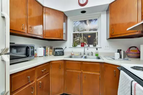 Kitchen - 1546 Beacon St, Cincinnati, OH 45230 photo 6 of 6