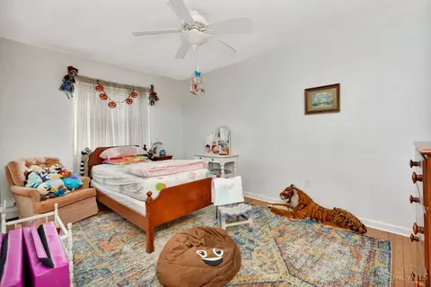 Bedroom - 1546 Beacon St, Cincinnati, OH 45230 photo 7 of 9