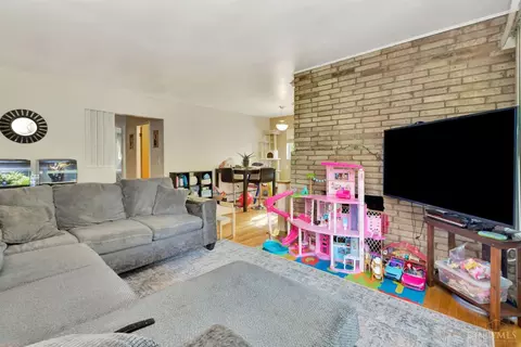 Living - 1546 Beacon St, Cincinnati, OH 45230 photo 8 of 16
