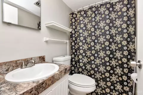 Bath - 1546 Beacon St, Cincinnati, OH 45230 photo 1 of 5