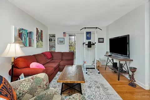 Living - 1546 Beacon St, Cincinnati, OH 45230 photo 10 of 16