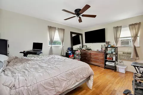 Bedroom - 1546 Beacon St, Cincinnati, OH 45230 photo 4 of 9