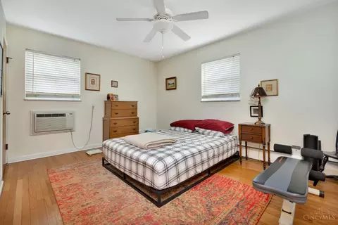 Bedroom - 1546 Beacon St, Cincinnati, OH 45230 photo 8 of 9