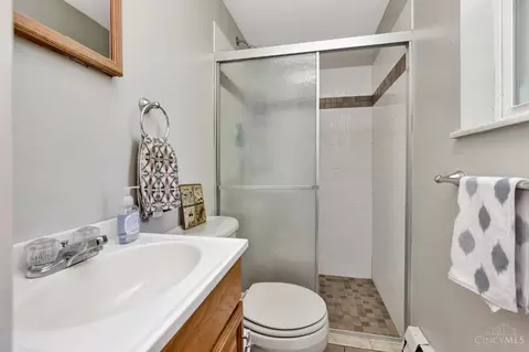 Bath - 1546 Beacon St, Cincinnati, OH 45230 photo 5 of 5