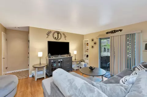 Living - 1546 Beacon St, Cincinnati, OH 45230 photo 1 of 16
